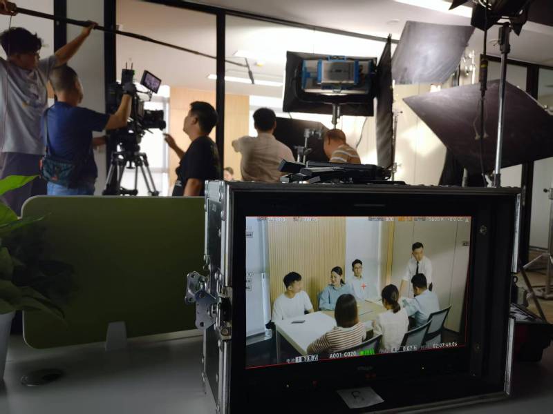 靖江市TVC拍摄公司：科技产品视觉化大师，诠释未来感与功能美学